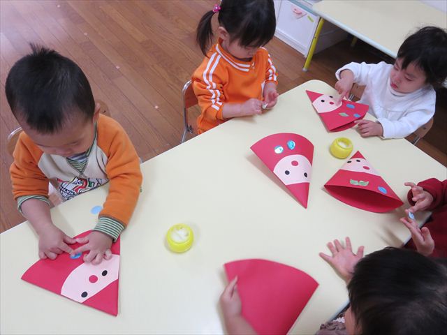 大分市の保育園 府内保育園 りすぐみ 製作 サンタ帽子 府内保育園